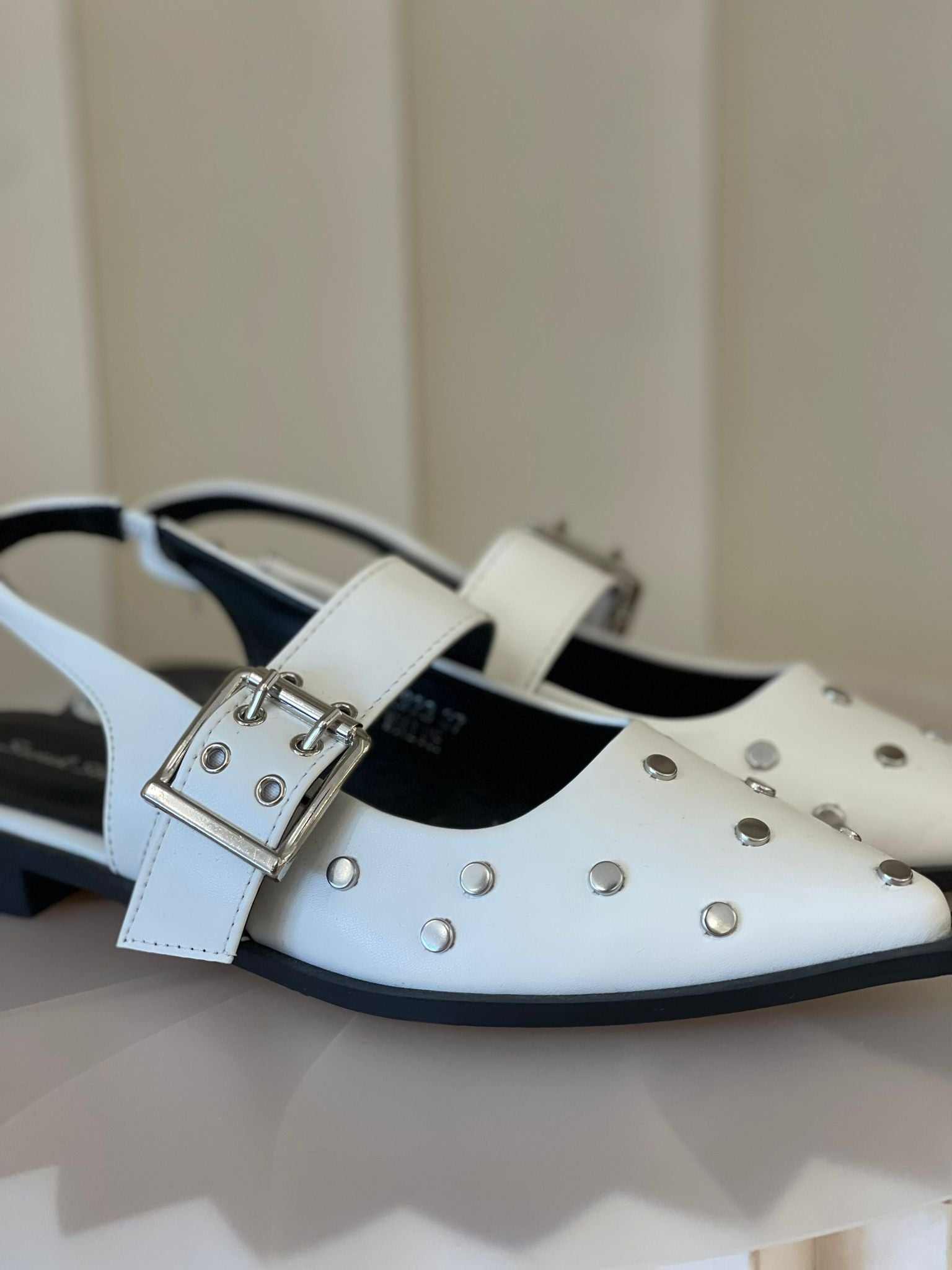 נעל בעיצוב מודרני בצבע לבן עם רצועות שחורות