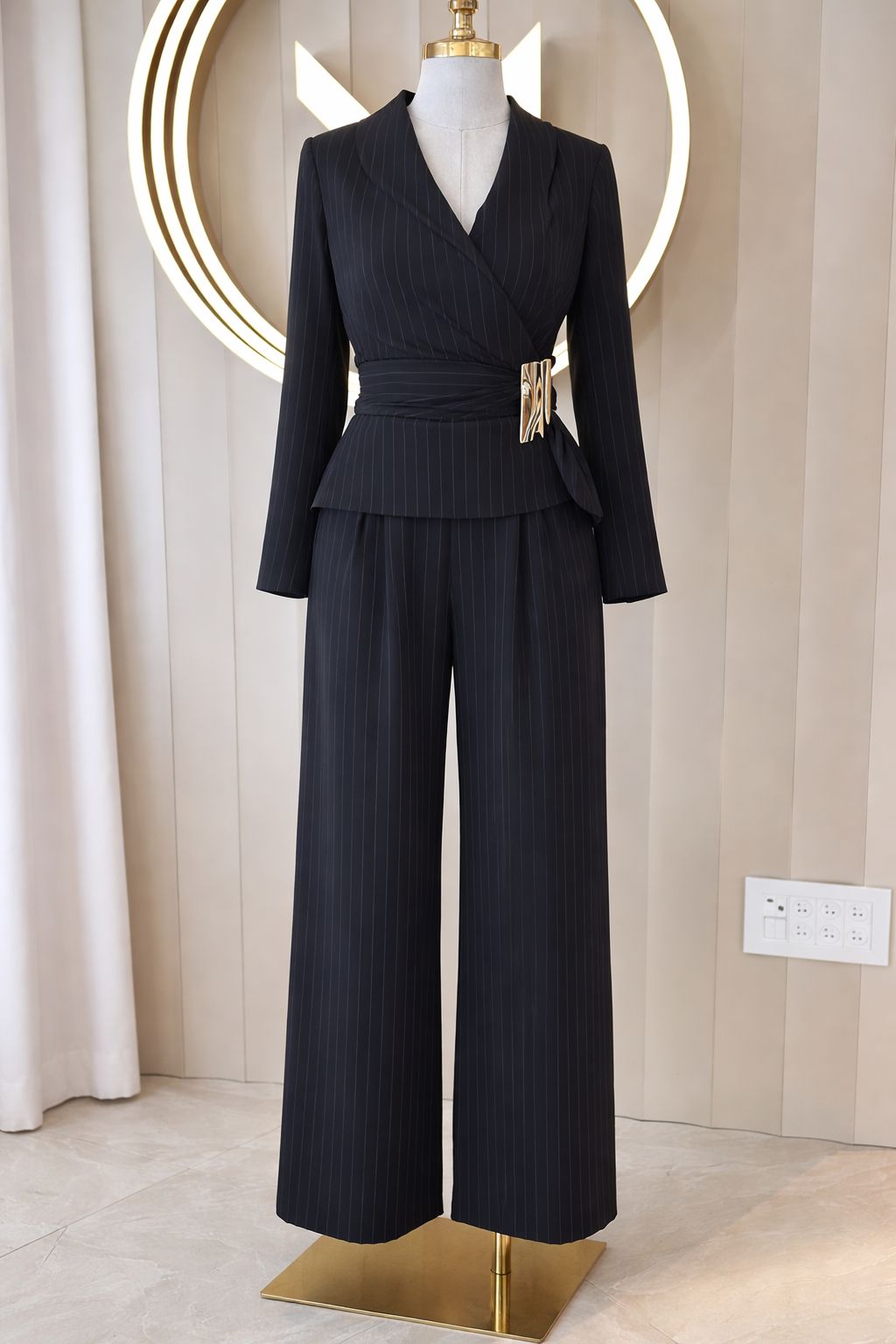 חליפת פסים עם אבזם זהב