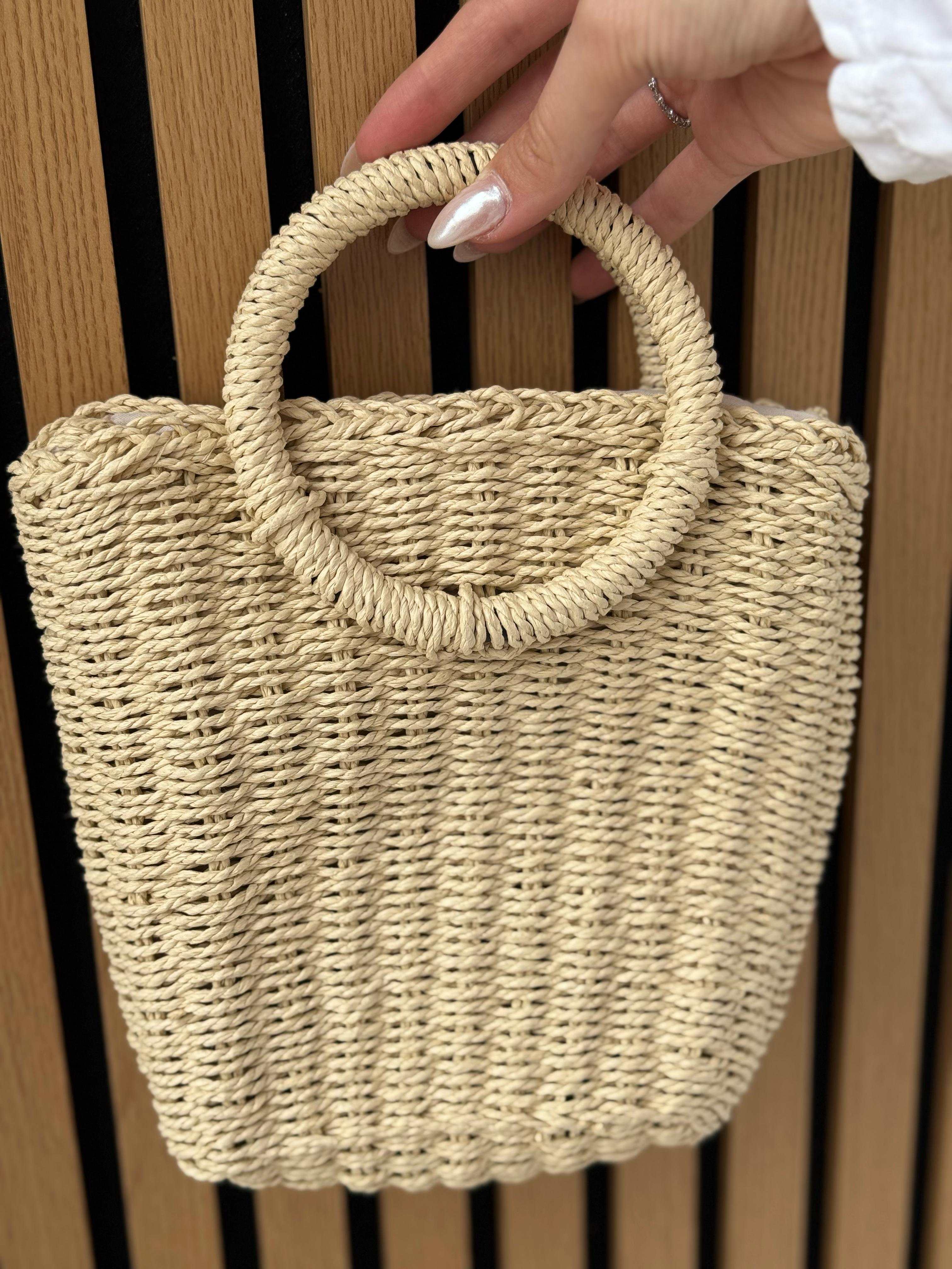 תיק קש קטן בעיצוב פשוט ואלגנטי