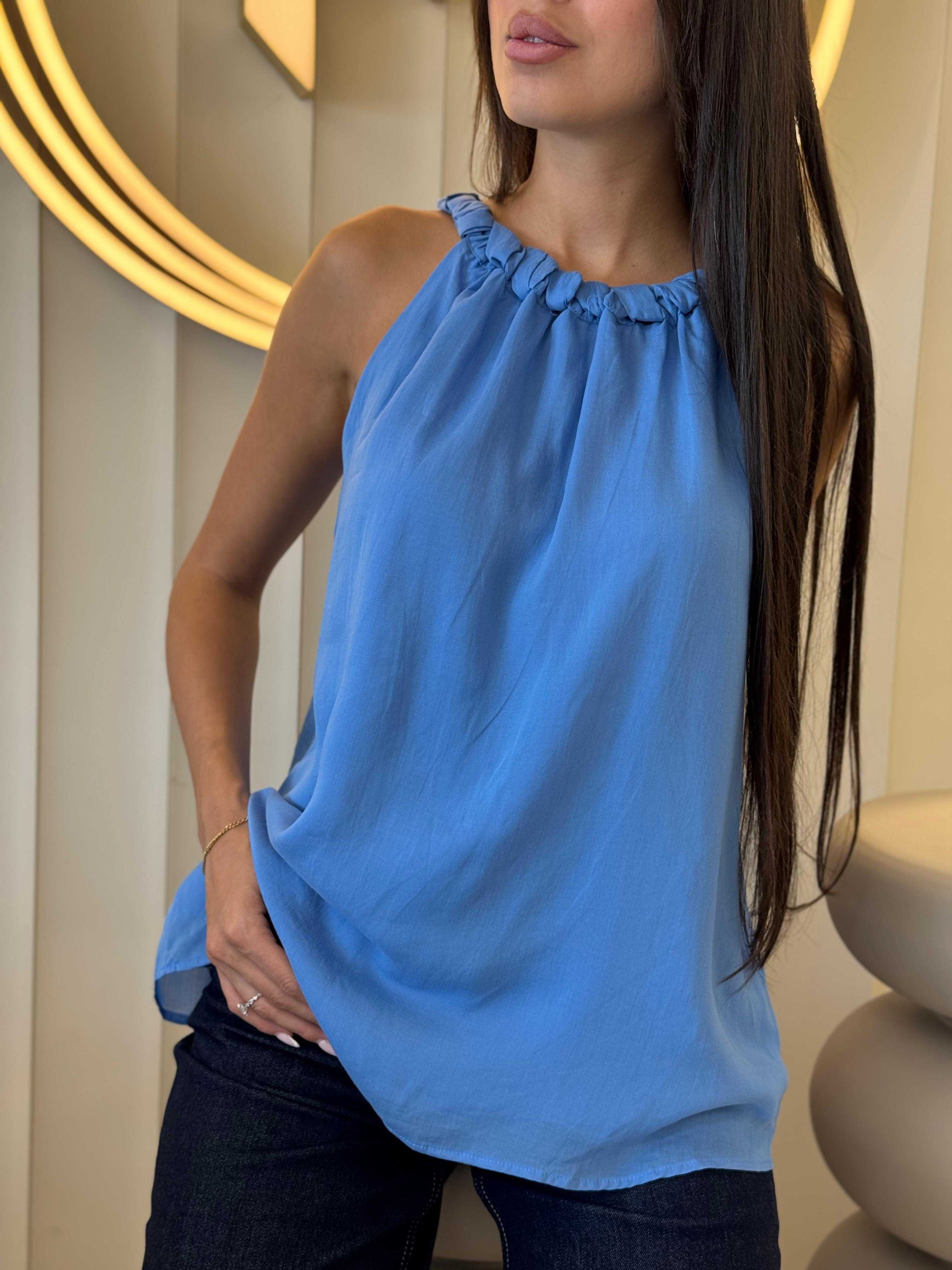 חולצת קולר צבעים בגזרה רחבה על דוגמנית במידה S